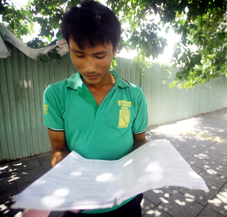 Thí sinh Nguyễn Văn Thuận xem lại bài sau khi thi xong môn hóa, môn cuối cùng trong kỳ thi