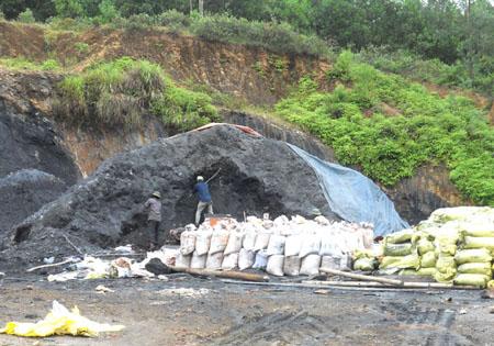 Một điểm khai thác đá đen tại huyện Thanh Chương