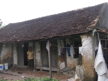 Người phụ nữ bất hạnh sống lay lắt trong căn nhà tàn. Ảnh: Lê Quyết