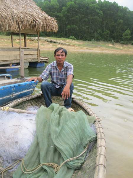 Phan Trọng Lương trên hồ đập Vệ Vừng.