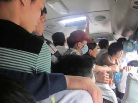 Xe 24 chỗ ngồi nhưng nhà xe nhồi nhét lên đến gần 60 khách.