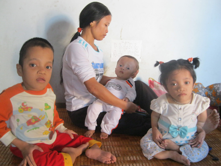 Chị Nhàn và 3 đứa con tàn tật.