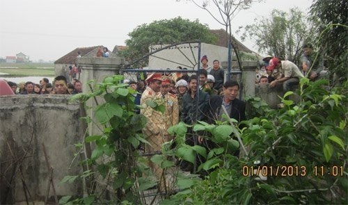 Lực lượng chức năng bắt tại chỗ con hổ được nuôi trong nhà ông Lê Văn Đạt, xóm Phú Vinh, xã Đô Thành.