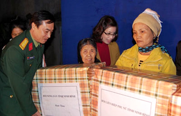 Đại tá Đinh Duy Hòa, Chính ủy Bệnh viện 5, tặng quà các gia đình chính sách tiêu biểu