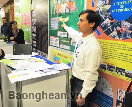 Thầy giáo Vương Quốc Linh giới thiệu đề án với bạn bè quốc tế ở Seoul (Hàn Quốc).