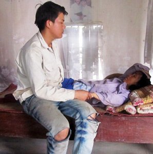 Thương mẹ bệnh nặng nhưng Thông chỉ biết lau nước mắt vì nhà không có tiền