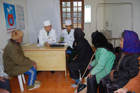 Bác sĩ Bệnh viện Quân y 5 khám và tư vấn sức khỏe cho các cụ cao tuổi xã Yên Thành