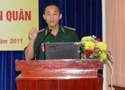 Thiếu tá Trần Quang Trung đang thuyết trình tại hội thi báo cáo viên tuyên truyền nghị quyết Đại hội Đảng toàn quốc lần thứ XI cấp toàn quân năm 2011